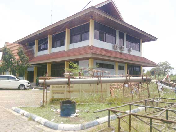 Kantor Camat Rumpes Berubah Jadi Gudang Besi Tua